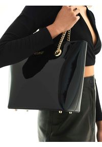 Kazar - Czarna torebka damska. Kolor: czarny. Dodatki: z breloczkiem. Materiał: lakierowane, skórzane. Styl: elegancki, wizytowy #8