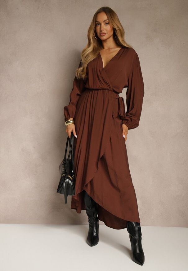 Renee - Brązowa Kopertowa Sukienka z Wiskozą z Wiązanym Paskiem w Talii Fezalia. Kolekcja: plus size. Kolor: brązowy. Materiał: wiskoza. Typ sukienki: kopertowe. Styl: elegancki