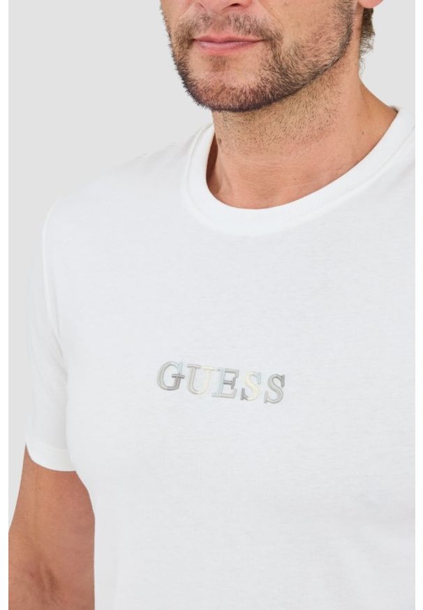 Guess - GUESS Biały t-shirt z haftowanym logo. Kolor: biały. Wzór: haft
