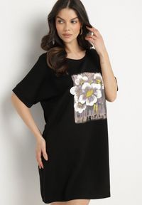 Born2be - Czarna Pudełkowa Sukienka z Wiskozą i Ozdobnym Nadrukiem Elaniriel. Okazja: na spacer, na co dzień. Kolor: czarny. Materiał: wiskoza. Długość rękawa: krótki rękaw. Wzór: nadruk. Sezon: wiosna. Styl: casual, klasyczny #6