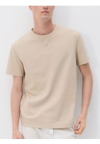 Reserved - Strukturalny t-shirt comfort fit - beżowy. Kolor: beżowy. Materiał: dzianina, bawełna