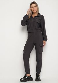 Born2be - Ciemnoszary Komplet Dresowy w Stylu Cargo Bluza na Suwak i Joggery Sitene. Kolor: szary. Materiał: dresówka. Sport: turystyka piesza #3