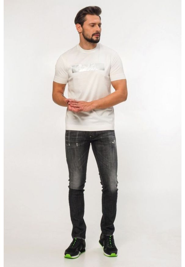 Emporio Armani - EMPORIO ARMANI Biały t-shirt męski ze srebrnym logo, Rozmiar S. Kolor: biały. Materiał: prążkowany. Wzór: aplikacja
