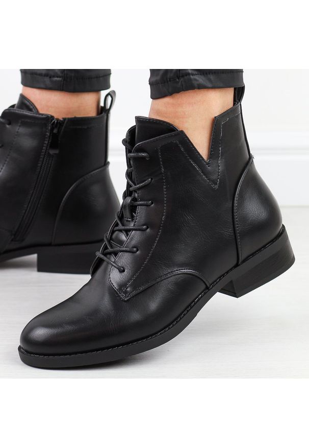 Czarne botki damskie S.Barski 75-88 Mat. Kolor: czarny. Materiał: skóra. Obcas: na obcasie. Wysokość obcasa: średni