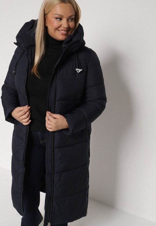 Born2be - Granatowa Długa Kurtka Pikowana z Kapturem i Bocznymi Suwakami Mevoressa. Okazja: na co dzień, na spacer. Typ kołnierza: kaptur. Kolekcja: plus size. Kolor: niebieski. Materiał: poliester, dzianina, jeans. Długość: długie. Styl: casual