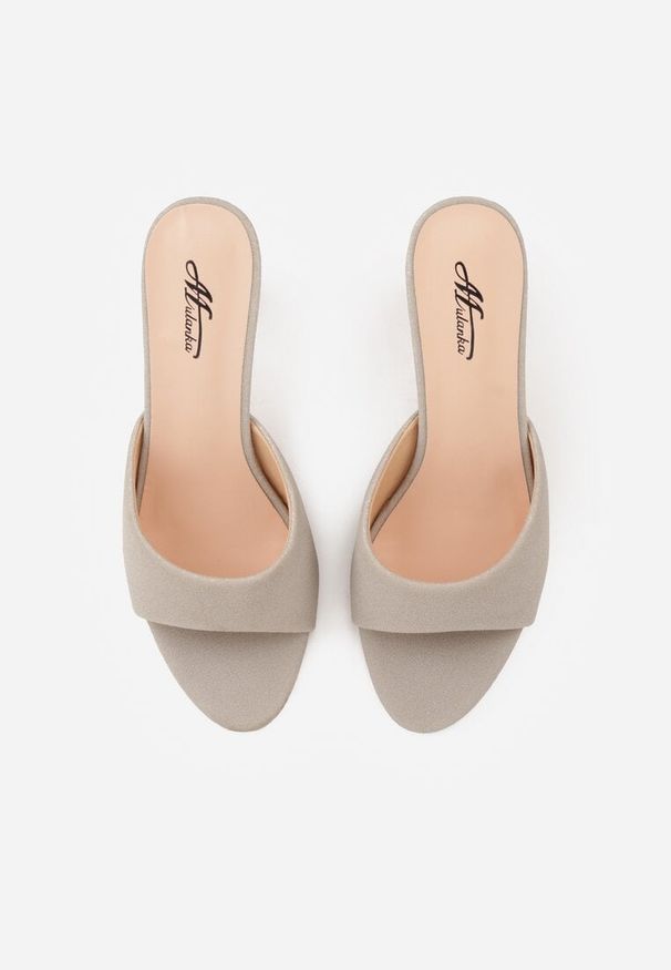 Renee - Szare Klapki na Obcasie Kaczuszka z Odkrytym Noskiem Nadah. Okazja: na co dzień. Kolor: szary. Materiał: jeans. Sezon: lato. Obcas: na obcasie. Styl: elegancki, casual. Wysokość obcasa: średni