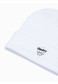 Ombre Clothing - Czapka męska z naszywką H103 - biała - uniwersalny. Kolor: biały. Materiał: dzianina, akryl, prążkowany. Wzór: aplikacja