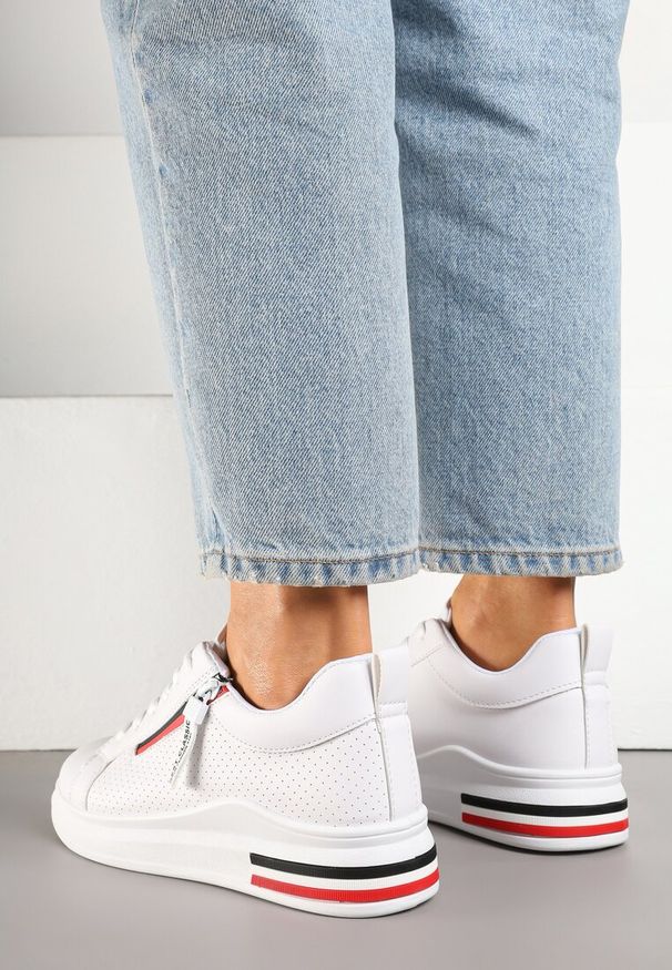 Renee - Białe Sneakersy z Ozdobnymi Napisami Suwakiem i Paskami Tosime. Okazja: na co dzień. Zapięcie: pasek. Kolor: biały. Materiał: jeans. Wzór: napisy