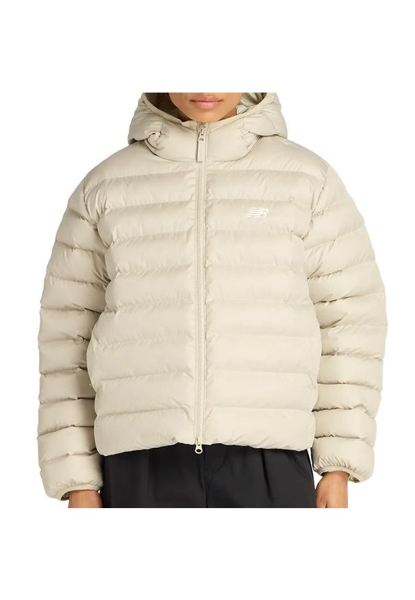 Kurtka damska New Balance WO53500SHY - beżowa. Okazja: na co dzień. Kolor: beżowy. Materiał: poliester. Wzór: aplikacja. Sezon: zima. Styl: casual, klasyczny
