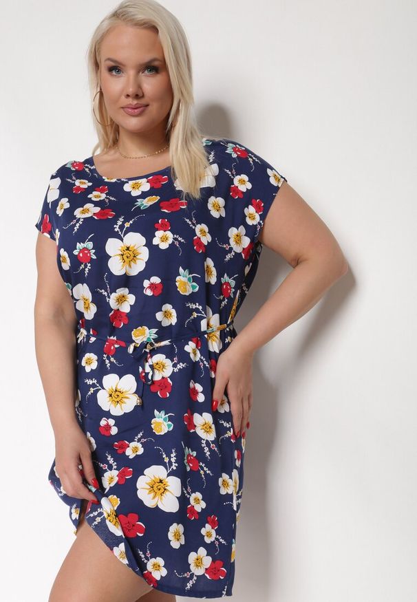 Born2be - Granatowa Wiskozowa Sukienka w Kwiaty z Materiałowym Paskiem w Talii Risse. Kolekcja: plus size. Kolor: niebieski. Materiał: wiskoza, materiał. Wzór: kwiaty. Sezon: lato. Typ sukienki: proste, dla puszystych. Styl: elegancki