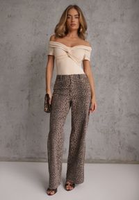 Renee - Beżowe Body z Ozdobnymi Rękawami i Hiszpańskim Dekoltem Joanlo. Kolor: beżowy. Materiał: jeans. Długość: krótkie #2