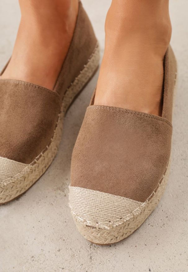 Renee - Brązowe Espadryle VICES w Klasycznym Stylu na Platformie z Plecionką Cherimare. Kolor: brązowy. Wzór: kwiaty. Sezon: lato. Obcas: na platformie. Styl: klasyczny