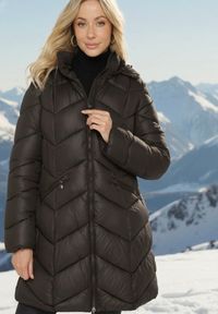 Born2be - Czarna Pikowana Kurtka o Taliowanym Kroju z Kapturem i Futrzaną Podszewką Emithalla. Okazja: na co dzień. Typ kołnierza: kaptur. Kolor: czarny. Materiał: futro. Długość rękawa: długi rękaw. Długość: długie. Styl: klasyczny, casual, elegancki #1