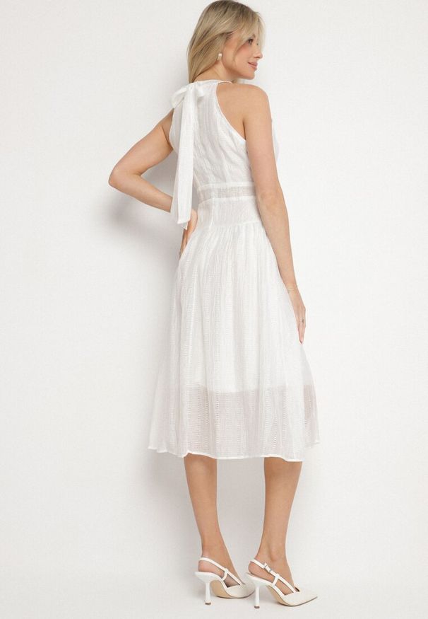 Born2be - Biała Rozkloszowana Sukienka z Tłoczonej Tkaniny z Wiązaniem z Tyłu Nimioretta. Okazja: na ślub cywilny, na wesele, na imprezę. Kolor: biały. Materiał: tkanina. Wzór: aplikacja. Typ sukienki: rozkloszowane. Styl: elegancki