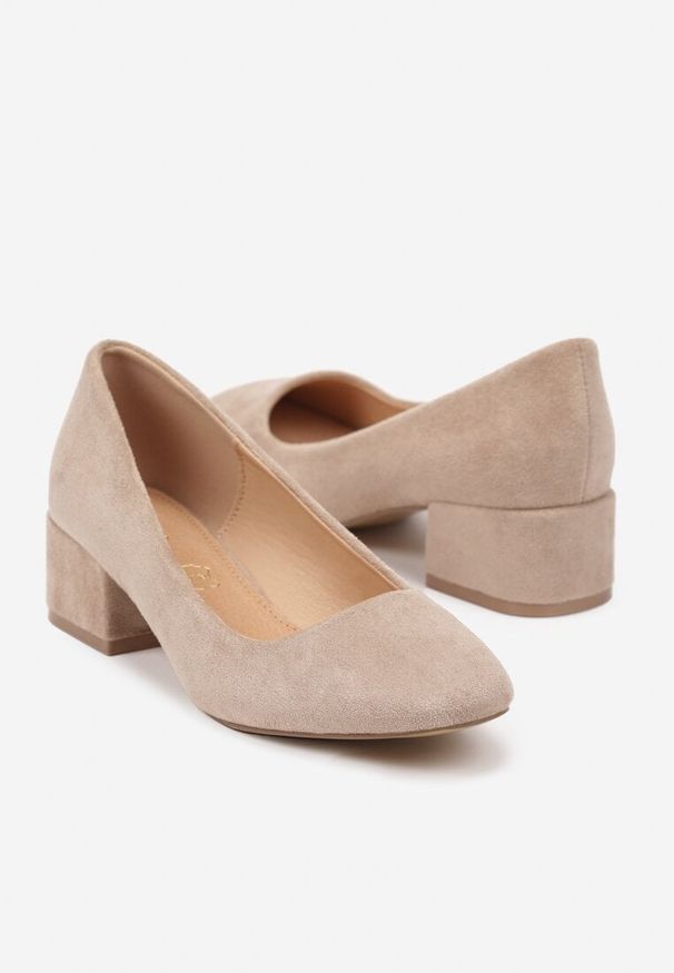 Born2be - Ciemnobeżowe Klasyczne Czółenka na Obcasie ze Skórzaną Wkładką Savira. Okazja: na spotkanie biznesowe. Kolor: beżowy. Materiał: skóra. Obcas: na obcasie. Styl: klasyczny. Wysokość obcasa: niski