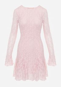 Renee - Różowa Sukienka z Koronki Ozdobiona Rozkloszowanymi Rękawami Cinalata. Kolor: różowy. Materiał: koronka. Wzór: aplikacja, koronka. Typ sukienki: rozkloszowane. Styl: elegancki, klasyczny #7