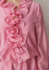 Born2be - Różowy Krótki Kombinezon Ozdobiony Żabotem Menimei. Okazja: na co dzień. Kolor: różowy. Materiał: materiał, poliester. Długość: krótkie. Wzór: aplikacja. Styl: casual, klasyczny, elegancki #5