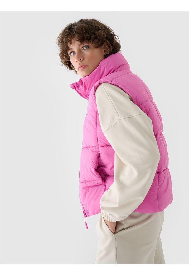 4f - 4F Bezrękawnik puchowy z wypełnieniem syntetycznym damski - różowy XXL. Okazja: na co dzień. Typ kołnierza: kołnierzyk stójkowy. Kolor: różowy. Materiał: puch, syntetyk. Długość rękawa: bez rękawów. Długość: długie. Styl: casual, sportowy, klasyczny