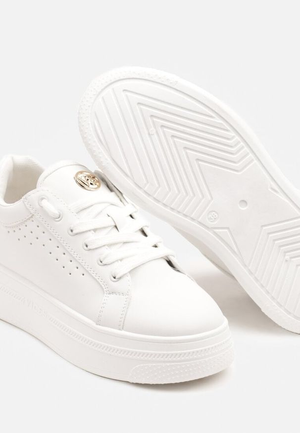 Born2be - Białe Sneakersy Vices na Grubej Podeszwie z Perforacją i Napisem Nonadwin. Okazja: na co dzień, na spacer. Zapięcie: sznurówki. Kolor: biały. Materiał: jeans. Wzór: napisy. Sport: turystyka piesza