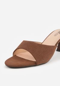 Born2be - Brązowe Klapki na Kaczuszce z Otwartym Noskiem Xenlyn. Okazja: na co dzień. Nosek buta: otwarty. Kolor: brązowy. Materiał: jeans. Obcas: na szpilce. Styl: casual, elegancki. Wysokość obcasa: średni #9