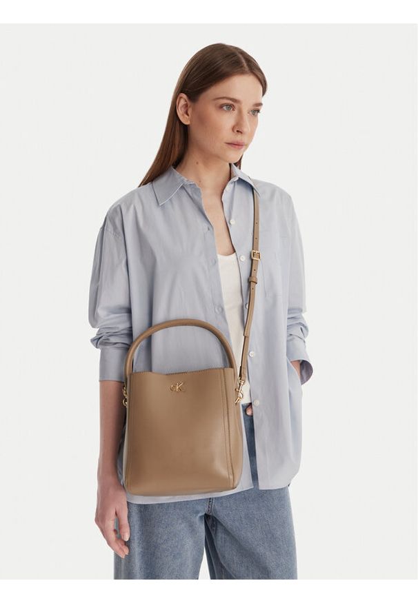 Calvin Klein Torebka Ck Bucket With Strap LV04F3174G Beżowy. Kolor: beżowy. Materiał: skórzane