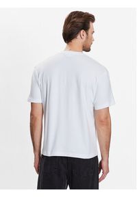Calvin Klein T-Shirt Glitch Chest Print Comfort Tee K10K111132 Biały Regular Fit. Kolor: biały. Materiał: bawełna. Wzór: nadruk #4