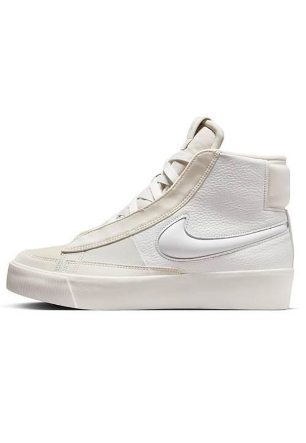 Buty do chodzenia damskie Nike Blazer Mid Victory. Zapięcie: sznurówki. Kolor: biały, beżowy, wielokolorowy. Materiał: guma, skóra, syntetyk, materiał, tkanina. Szerokość cholewki: normalna. Sport: turystyka piesza
