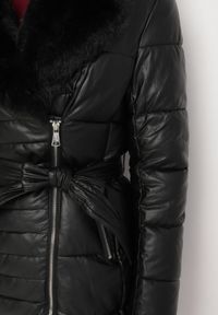 Born2be - Czarna Pikowana Kurtka z Kapturem Futerkiem i Paskiem Greleti. Okazja: na spacer. Typ kołnierza: kaptur. Kolor: czarny. Materiał: futro. Styl: elegancki #6