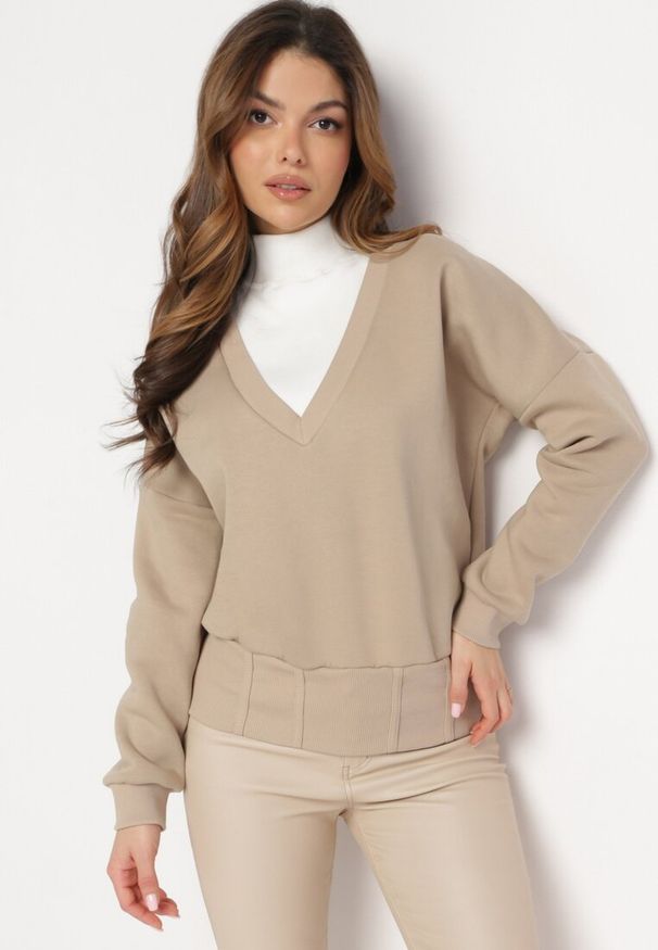 Born2be - Beżowa Bawełniana Bluza z Dekoltem w Serek Gitra. Typ kołnierza: dekolt w serek. Kolor: beżowy. Materiał: bawełna. Długość rękawa: długi rękaw. Długość: długie