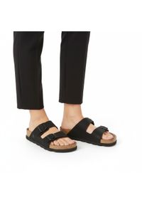 Klapki damskie Rieker, profilowana wkładka anatomiczny kształt regulowane paski solidne klamry korkowa podeszwa stabilne podparcie stopy, czarne, V31. Okazja: na co dzień, do domu. Kolor: czarny. Wzór: paski. Sezon: lato. Styl: casual #1