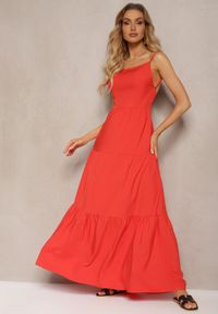 Renee - Czerwona Sukienka o Rozkloszowanym Fasonie Wiązana i Wykończona Gumką z Tyłu Hililena. Okazja: na co dzień. Kolor: czerwony. Styl: casual, elegancki