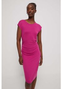 medicine - Medicine sukienka kolor różowy mini dopasowana. Kolor: różowy. Materiał: dzianina. Długość rękawa: krótki rękaw. Wzór: gładki. Typ sukienki: asymetryczne, dopasowane. Długość: mini #3