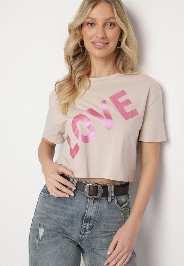 Born2be - Ciemnobeżowy Bawełniany T-shirt Oversize o Krótkim Kroju z Napisem Sannelia. Okazja: na co dzień. Kolor: beżowy. Materiał: bawełna. Długość: krótkie. Wzór: napisy. Styl: casual