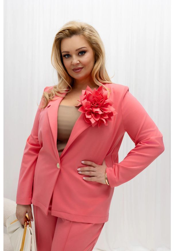 Moda Size Plus Iwanek - Elegancki koralowy żakiet damski Anette z ozdobnym kwiatem PLUS SIZE XXL OVERSIZE. Okazja: do pracy, na komunię, na spotkanie biznesowe, na wesele, na imprezę, na ślub cywilny, na urodziny. Kolekcja: plus size. Kolor: pomarańczowy. Materiał: tkanina, poliamid, materiał. Długość: krótkie. Wzór: kwiaty. Styl: elegancki