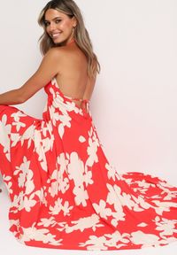 Born2be - Czerwona Rozkloszowana Sukienka z Wiskozy na Ramiączkach w Kwiaty Nansora. Okazja: na co dzień. Kolor: czerwony. Materiał: wiskoza. Długość rękawa: na ramiączkach. Wzór: kwiaty. Styl: casual, elegancki #1