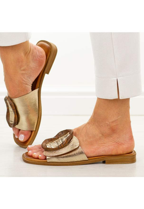 Złote skórzane klapki damskie T.Sokolski 772. Okazja: na imprezę. Kolor: złoty. Materiał: skóra. Wzór: aplikacja. Sezon: lato. Styl: elegancki, klasyczny