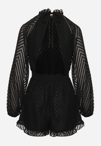 Born2be - Czarny Kombinezon z Tkaniny Plumeti z Bufiastymi Rękawami i Krótkimi Nogawkami Dolene. Okazja: na co dzień. Kolor: czarny. Materiał: tkanina. Długość: krótkie. Styl: casual, elegancki #3