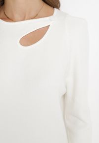 Born2be - Biała Sukienka Midi o Pudełkowym Fasonie z Wycięciem przy Dekolcie Diamantino. Kolor: biały. Styl: elegancki. Długość: midi #2