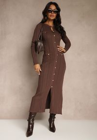 Renee - Brązowa Taliowana Sukienka Sweterkowa z Wiskozą i Metalicznymi Guzikami Lilianessa. Okazja: na co dzień. Kolor: brązowy. Materiał: wiskoza. Typ sukienki: proste. Styl: casual, elegancki #2