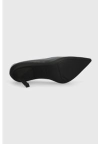 Calvin Klein szpilki skórzane WRAP STIL CLASSIC PUMP 90-PEARL kolor czarny HW0HW01734. Kolor: czarny. Materiał: skóra. Obcas: na szpilce. Wysokość obcasa: średni #4