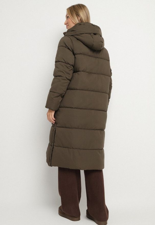 Born2be - Ciemnozielona Długa Pikowana Kurtka z Kapturem Acaltte. Typ kołnierza: kaptur. Kolekcja: plus size. Kolor: zielony. Materiał: jeans. Długość: długie. Sezon: zima. Styl: klasyczny