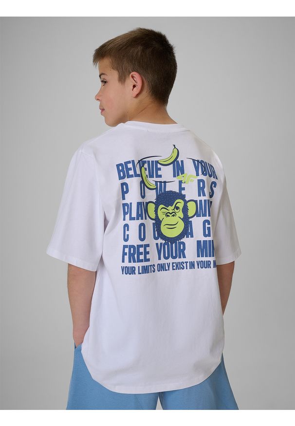 4f - 4F T-shirt loose z nadrukiem chłopięcy - biały 134/140 (8-10 lat). Okazja: na uczelnię, na co dzień, na spacer. Kolor: biały. Materiał: bawełna, dzianina. Wzór: nadruk. Sezon: lato. Styl: casual