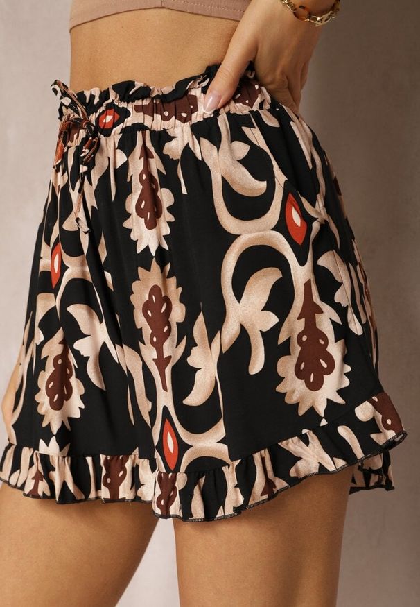 Renee - Czarno-Beżowe Szorty z Wiskozy z Gumką w Talii Tiamanelle. Okazja: na co dzień. Kolor: czarny. Materiał: wiskoza. Sezon: lato. Styl: casual