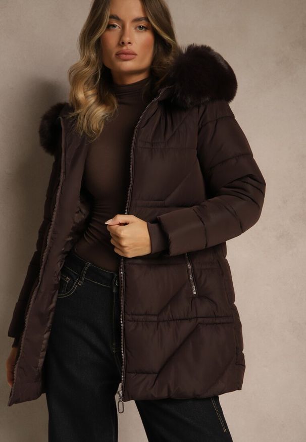 Renee - Brązowa Kurtka z Pikowanymi Przeszyciami i Kapturem z Futrem Anindrie. Okazja: na spacer, na co dzień. Typ kołnierza: kaptur. Kolor: brązowy. Materiał: futro. Styl: casual