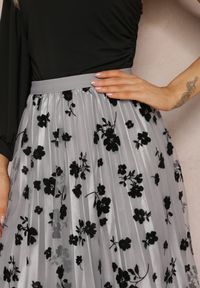 Renee - Szara Spódnica Midi Tiulowa z Welurowymi Kwiatami i Gumką w Talii Zihrosa. Kolor: szary. Materiał: welur, tiul. Wzór: kwiaty #2