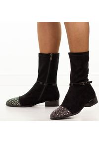 Czarne wysokie zamszowe botki damskie DiA 52-165. Okazja: na co dzień. Kolor: czarny. Szerokość cholewki: normalna. Wzór: aplikacja. Materiał: zamsz. Sezon: zima, jesień. Obcas: na obcasie. Styl: casual, elegancki. Wysokość obcasa: niski #1