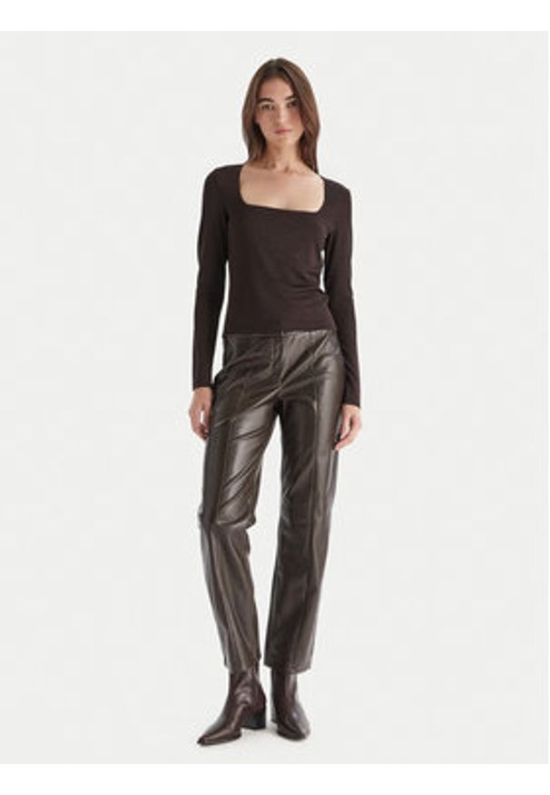 Vero Moda Spodnie z imitacji skóry Vips 10336342 Brązowy Straight Fit. Kolor: brązowy. Materiał: skóra