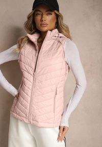 Renee - Różowa Kamizelka z Ozdobnym Pikowaniem i Kapturem z Możliwością Odpięcia Ninaviona. Okazja: na co dzień. Kolor: różowy. Materiał: jeans. Styl: klasyczny, casual, elegancki #1