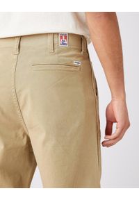 Wrangler - MĘSKIE SPODNIE MATERIAŁOWE WRANGLER CASEY PLEATED CHINO SADDLE W15L50327. Materiał: materiał