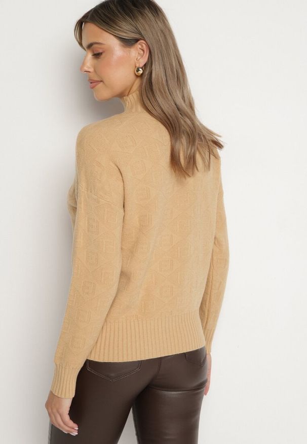 Born2be - Brązowy Sweter Golf z Ozdobnym Tłoczeniem Zakończony Ściągaczem Melodiea. Okazja: na co dzień, na spacer. Typ kołnierza: golf. Kolor: brązowy. Materiał: jeans. Wzór: aplikacja. Sezon: zima, jesień. Styl: casual, klasyczny